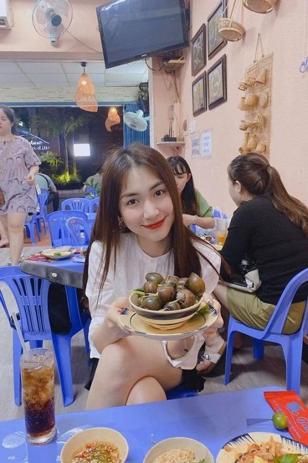 Hòa Minzy xinh xắn đi ăn uống cùng bạn bè.