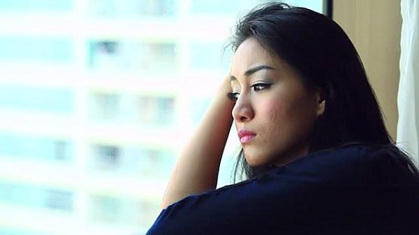 Đêm tân hôn đang lúc cao trào, tôi hoảng sợ thấy một cái đầu nhô lên-1