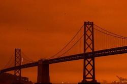 Cây cầu nổi tiếng Mỹ bị che phủ dưới bầu trời màu cam