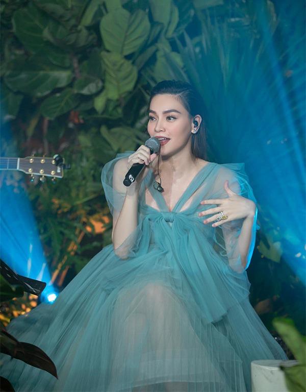 Ông Cao Thắng 10 lần thoải mái sờ bụng vợ, Kim Lý 1 lần Hà Hồ liền tỏ thái độ-4