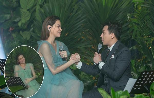 Ông Cao Thắng 10 lần thoải mái sờ bụng vợ, Kim Lý 1 lần Hà Hồ liền tỏ thái độ-5