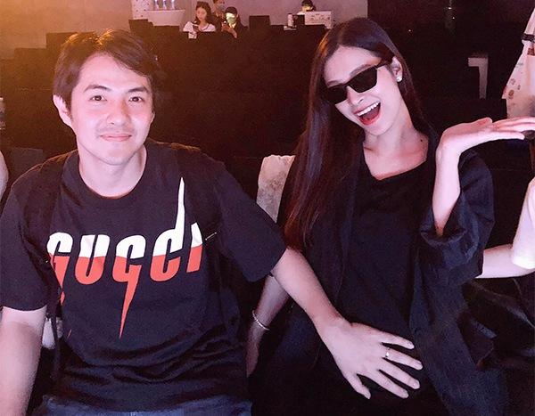 Ông Cao Thắng 10 lần thoải mái sờ bụng vợ, Kim Lý 1 lần Hà Hồ liền tỏ thái độ-10