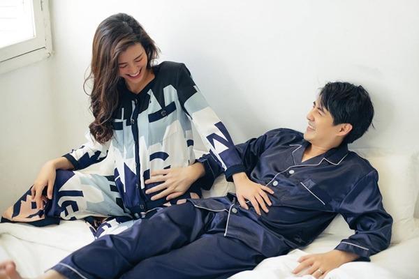 Ông Cao Thắng 10 lần thoải mái sờ bụng vợ, Kim Lý 1 lần Hà Hồ liền tỏ thái độ-14