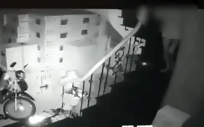 Clip: Nam thanh niên thả rông vòng 3, phá cửa thoát hiểm vào nhà dân ăn trộm-1