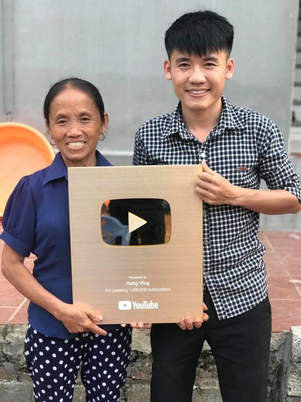Hưng Vlog nhận sai, xóa clip nấu cháo gà nguyên lông ghê sợ người xem khỏi Youtube-1