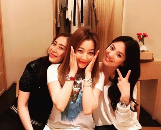 Song Hye Kyo thường xuyên thể hiện sự cuồng nhiệt với mối quan hệ thân thiết 20 năm-5