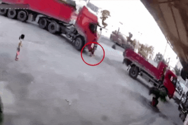 Clip: Bị xe đầu kéo cán qua người, bé trai vẫn bỏ ra ngoài khiến tất cả kinh hãi-1