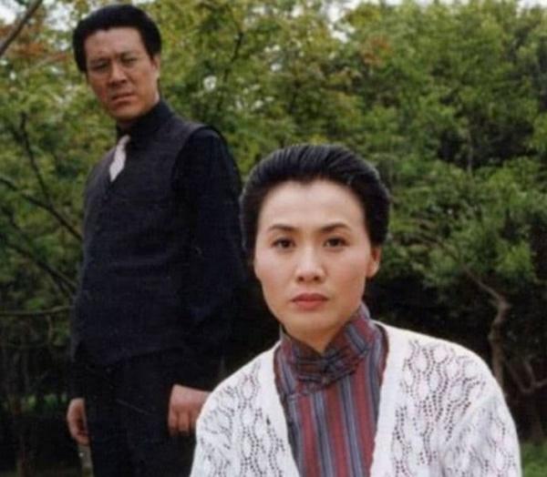 Diễn viên hạng nhất quốc gia qua đời vì bạo bệnh, đọc 7 chữ trên bia mộ mà đẫm nước mắt-7