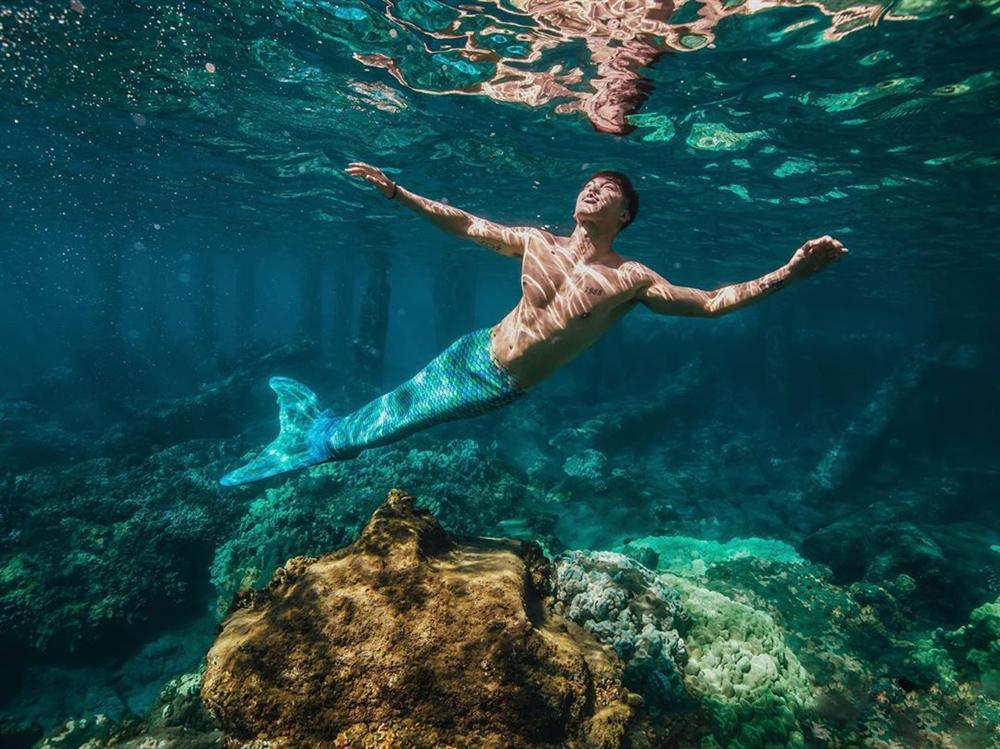 Hồ Vĩnh Khoa không mặc quần áo, hôn bạn đời đồng tính dưới đáy đại dương-2