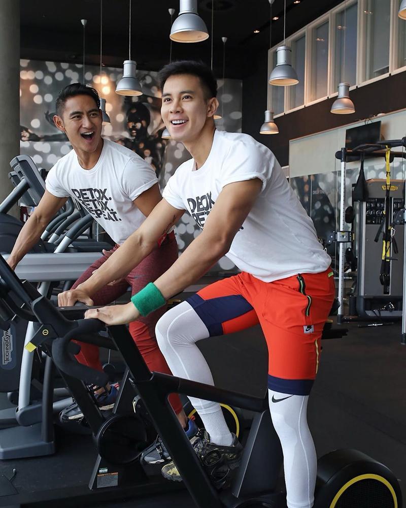 Hồ Vĩnh Khoa không mặc quần áo, hôn bạn đời đồng tính dưới đáy đại dương-9