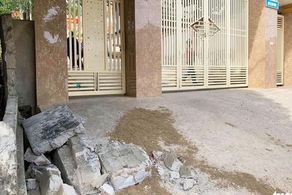 Sập tường trước cổng trường ở Nghệ An, đè chết học sinh lớp 5-2