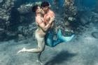 Hồ Vĩnh Khoa không mặc quần áo, hôn bạn đời đồng tính dưới đáy đại dương