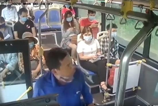 Danh tính người nhổ nước bọt vào nữ nhân viên xe bus khi bị nhắc đeo khẩu trang