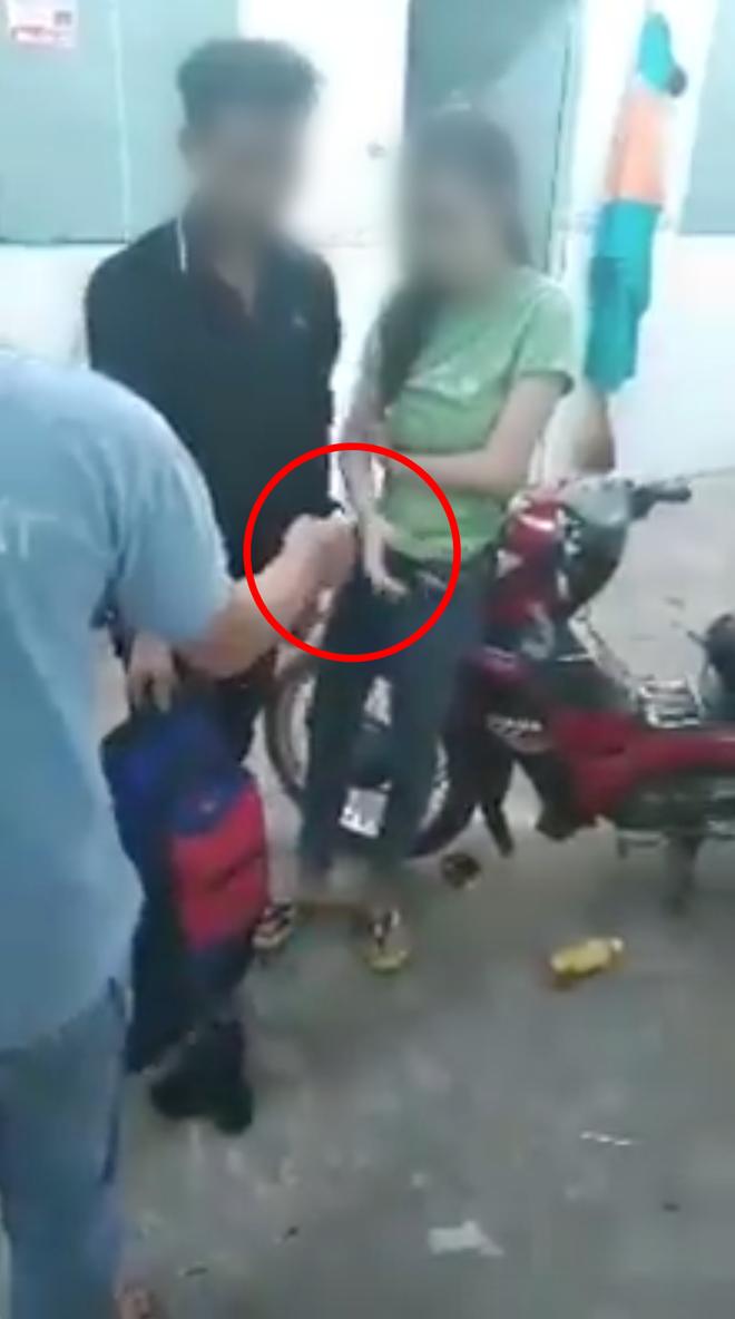 Clip: Màn đánh ghen sâu cay của chồng khi bắt quả tang vợ đưa nhân tình về hú hí-6