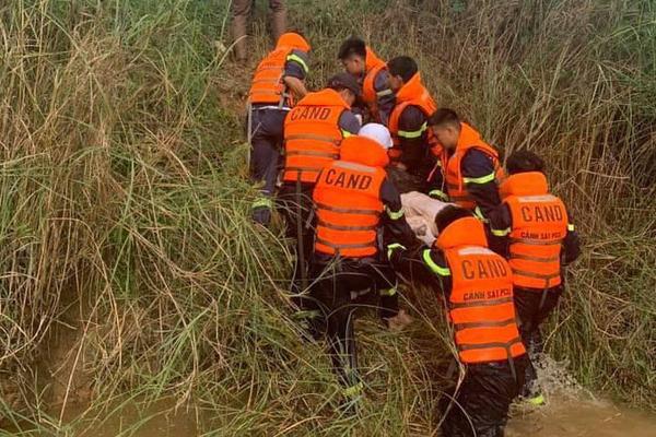 Khởi tố người cha 2 lần ôm 2 con nhảy xuống kênh tự tử-2