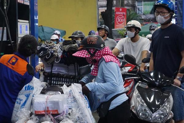 Giá xăng tăng nhẹ-2