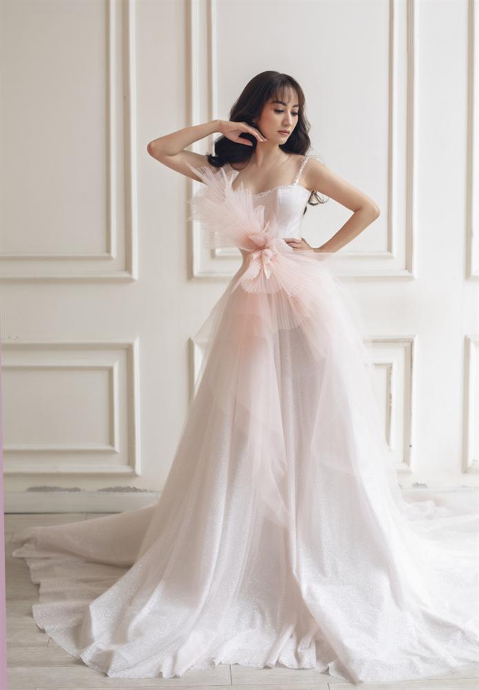 Ngọc Trinh đeo đồng hồ 4 tỷ đồng - Diệp Lâm Anh khoe body nuột nà với đầm xẻ-6