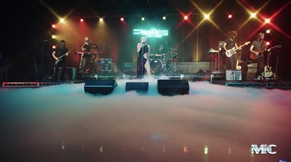 Choáng ngợp trước vẻ đẹp của Miley Cyrus trong thiết kế táo bạo của Công Trí-5