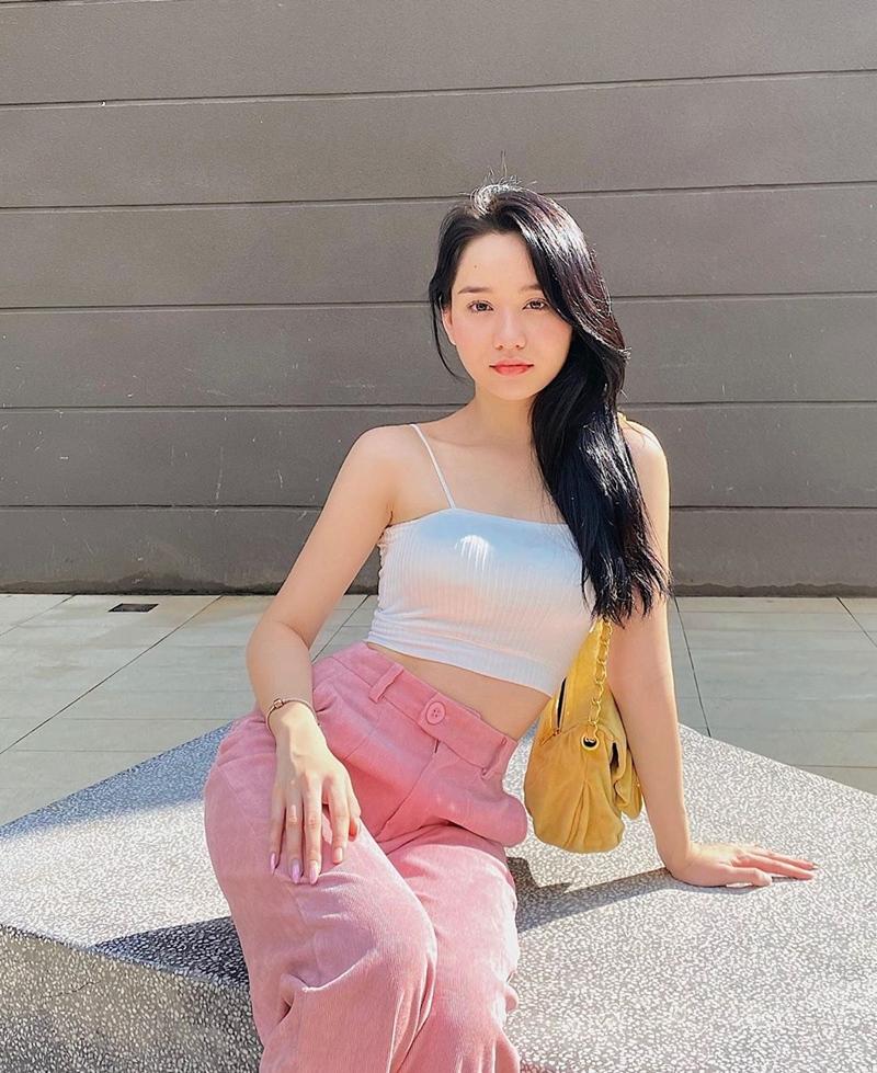 Sam lên đồ già dặn hơn ngày thường - Thúy Vi tôn body cùng đầm ôm sát-7