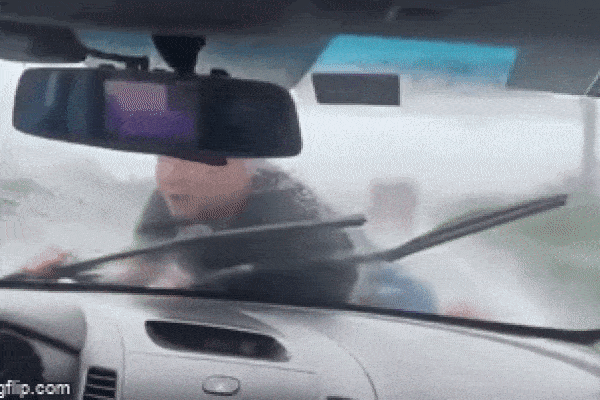 Clip: Cãi nhau, chồng nhảy lên nắp xe ô tô của vợ đu bám gần 20km trên cao tốc-1