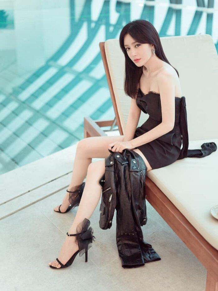 Phú sát Tần Lam mặc váy ngắn nằm tạo dáng bên hồ bơi gây tranh cãi-2