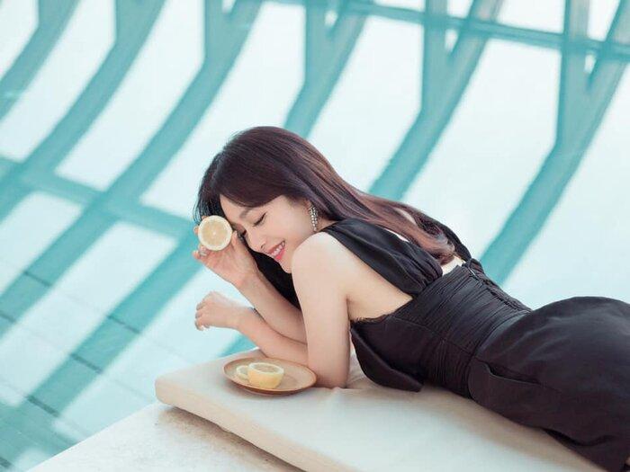 Phú sát Tần Lam mặc váy ngắn nằm tạo dáng bên hồ bơi gây tranh cãi-3