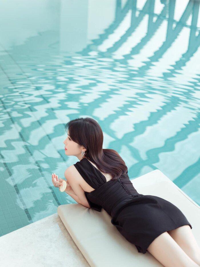 Phú sát Tần Lam mặc váy ngắn nằm tạo dáng bên hồ bơi gây tranh cãi-4
