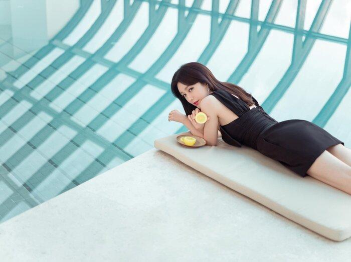 Phú sát Tần Lam mặc váy ngắn nằm tạo dáng bên hồ bơi gây tranh cãi-5