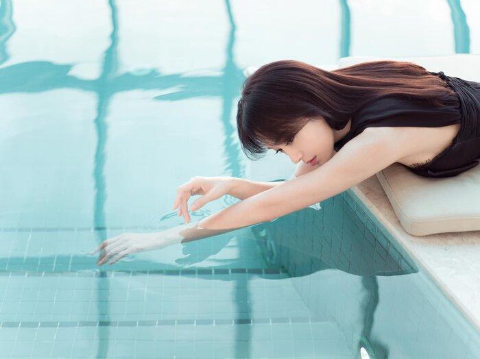 Phú sát Tần Lam mặc váy ngắn nằm tạo dáng bên hồ bơi gây tranh cãi-6