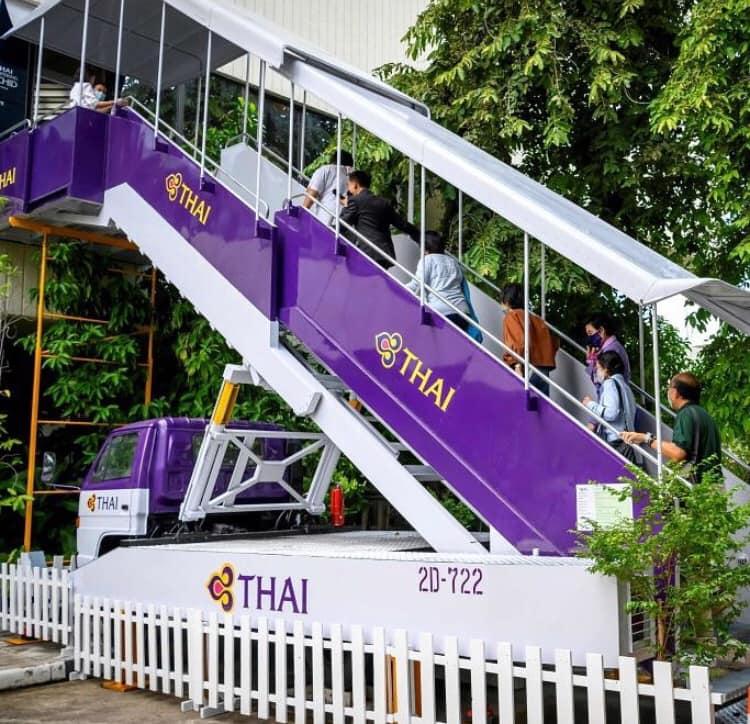 Nhà hàng mô phỏng khoang ngồi trên máy bay: Khách đổ xô tới ăn, lúc nào cũng hết bàn-4