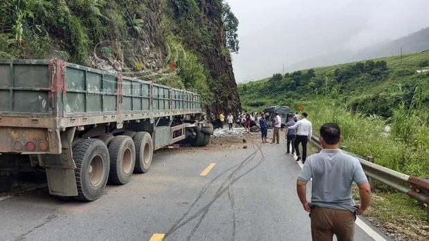 Xe chở đá mất phanh lao vào taluy, phần đầu đứt rời khiến 2 người tử vong-2