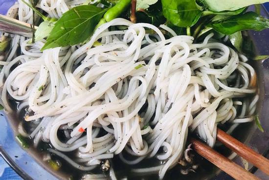 Con gái câm nín nhìn 'bún mực bóng đêm' mẹ nấu, làm cách nào 'bảo toàn tính mạng'?