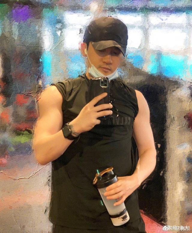 Ngũ A Ca Tô Hữu Bằng khoe body cơ bắp, vẻ ngoài trẻ trung ở tuổi 47-1