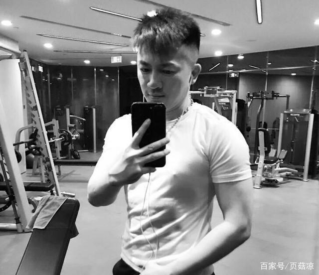 Ngũ A Ca Tô Hữu Bằng khoe body cơ bắp, vẻ ngoài trẻ trung ở tuổi 47-2