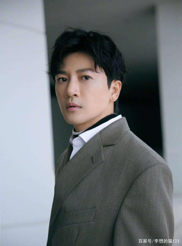 Ngũ A Ca Tô Hữu Bằng khoe body cơ bắp, vẻ ngoài trẻ trung ở tuổi 47-4