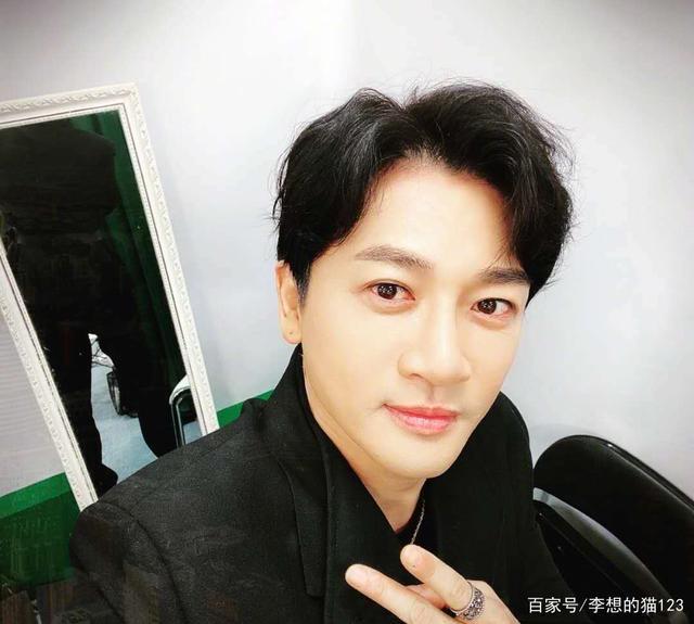 Ngũ A Ca Tô Hữu Bằng khoe body cơ bắp, vẻ ngoài trẻ trung ở tuổi 47-5