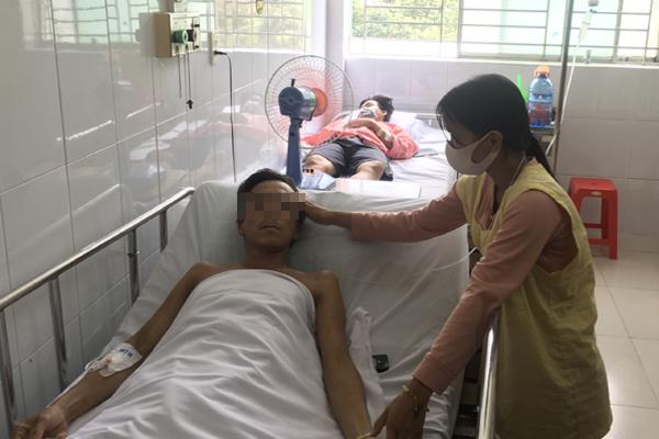 Cuộc chiến giành sự sống cho người đàn ông mang rắn vào viện cấp cứu-1