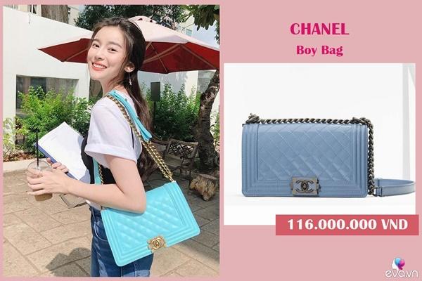 Ngồi giữ xe bên đường, Cao Thái Hà nổi bật với combo túi xách và dép lê hơn trăm triệu-6