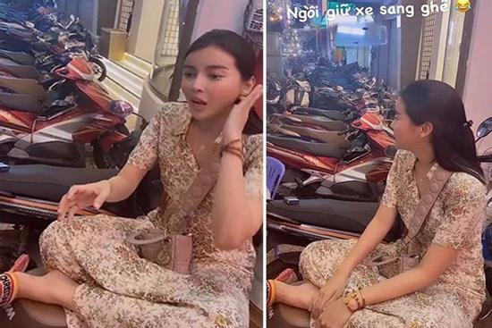 Ngồi giữ xe bên đường, Cao Thái Hà nổi bật với combo túi xách và dép lê hơn trăm triệu