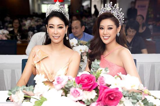 Dàn người đẹp Việt đọ dáng với đầm xẻ tà