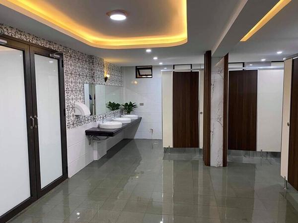 Choáng ngợp nhà vệ sinh trường người ta: Đẹp như khách sạn 5 sao-2