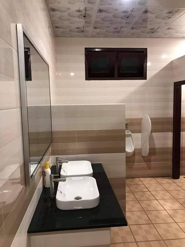 Choáng ngợp nhà vệ sinh trường người ta: Đẹp như khách sạn 5 sao-5