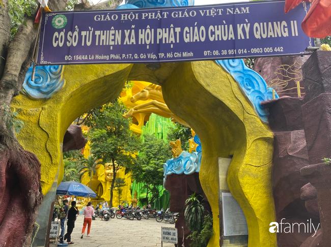 Éo le nhiều gia đình nhận chung hũ tro cốt người thân bị thất lạc di ảnh gửi tại chùa Kỳ Quang 2-1