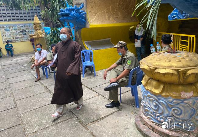 Éo le nhiều gia đình nhận chung hũ tro cốt người thân bị thất lạc di ảnh gửi tại chùa Kỳ Quang 2-2