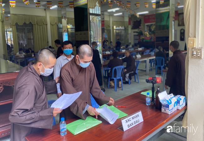 Éo le nhiều gia đình nhận chung hũ tro cốt người thân bị thất lạc di ảnh gửi tại chùa Kỳ Quang 2-3