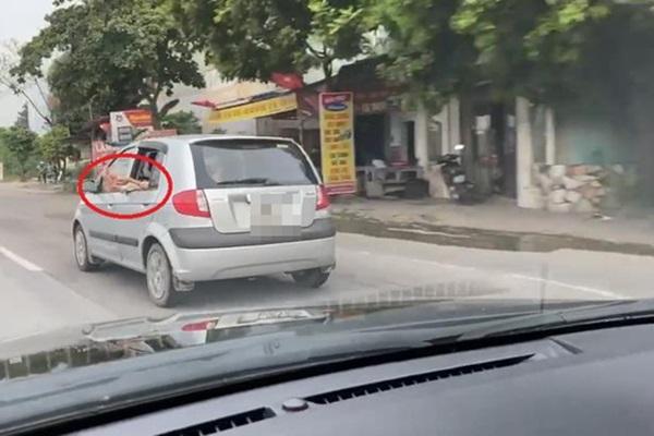 Đôi chân xấu xí thò ra ngoài cửa ô tô - hành động của người trong xe khiến tất cả ngán ngẩm-1