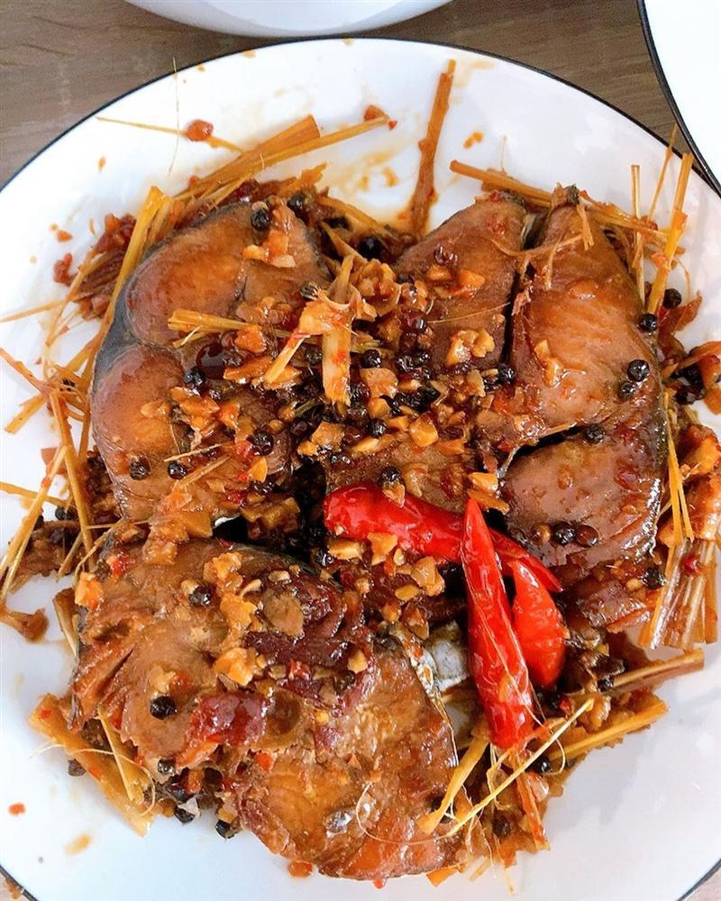 Hú hồn HHen Niê: Đi nhà hàng sang chảnh nhưng thủ sẵn bịch ớt từ nhà-7