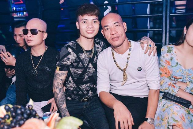 Hé lộ mối quan hệ số má của Dũng Trọc: Bố Khá Bảnh, thầy Huấn Hoa Hồng, anh Phú Lê-2