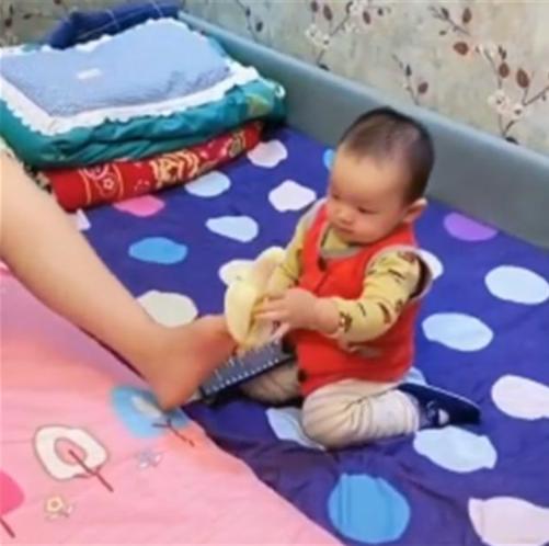 Bà mẹ cụt tay cho con ăn bằng chân, phản ứng của đứa trẻ làm nhiều người ngạc nhiên-1