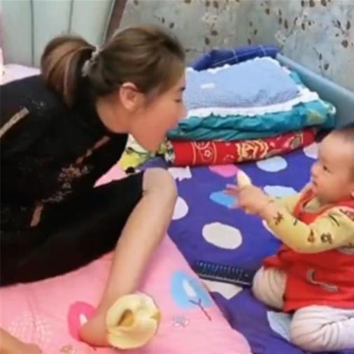 Bà mẹ cụt tay cho con ăn bằng chân, phản ứng của đứa trẻ làm nhiều người ngạc nhiên-2